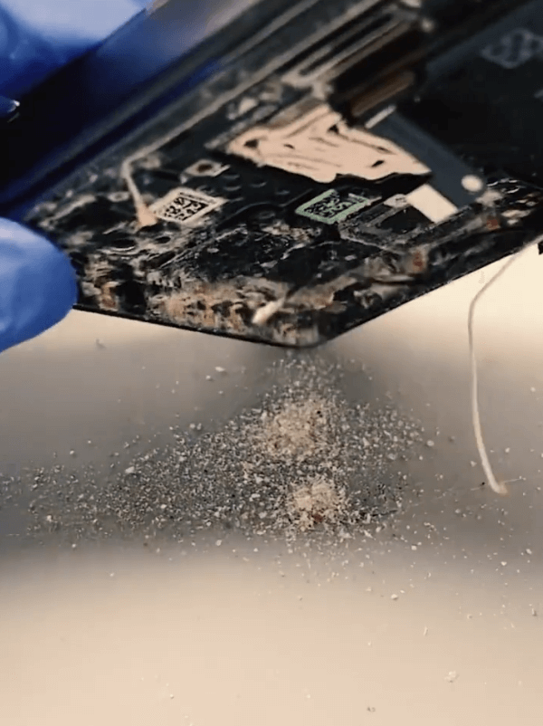huawei mate x2 reparación de daños causados por el agua de mar (i) 01 Sal marina Se puede encontrar en el teléfono