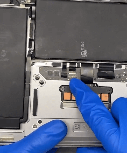 macbook a2337 touchpad e la funzione di tastiera fallimento riparazione 01 La piccola scheda con qualche problema