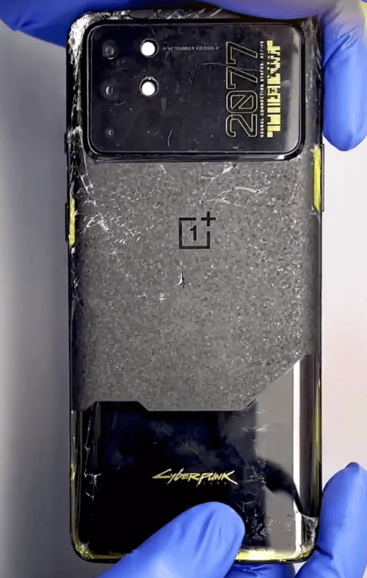 one plus 8t ne peut pas démarrer réparation 01 Le couvercle arrière est fissuré