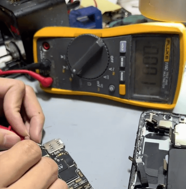 Reparatur fallen gelassen beschädigt iphone 13 pro keine Anzeige Problem Lösungen iphone 13 pro mit Multimeter prüfen