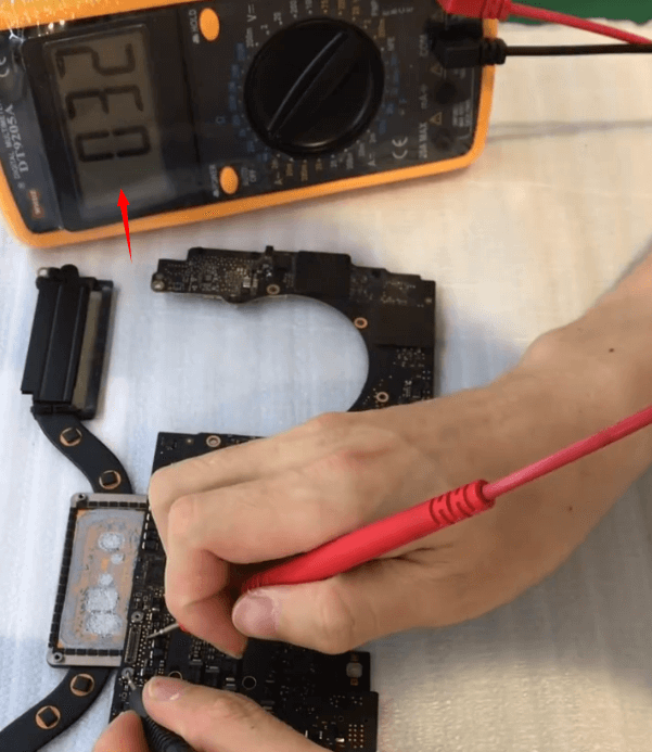 macbook a1989 kann nicht starten Problem Reparatur 02 Ein Stift ist mit der Masse kurzgeschlossen