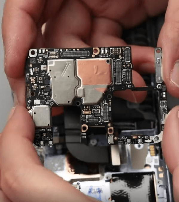 xiaomi mi 12 fissuré en deux guide de réparation 02 La carte mère a l'air en bon état d'un point de vue esthétique.