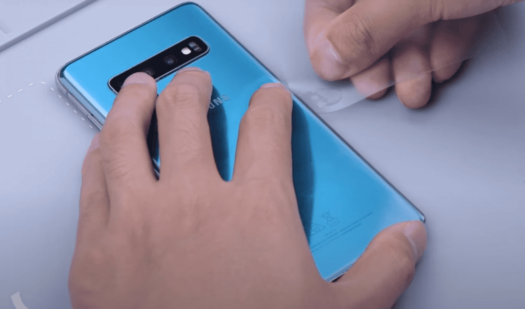 samsung s10 camera not working issue repair 03 Apply alcohol until the backcover is separated