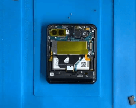 samsung z flip nessun segnale e non può essere attivato riparazione 03 Smontare il telefono ed estrarre la scheda madre