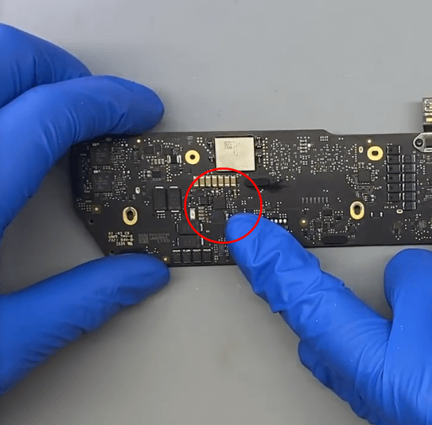 riparazione del macbook a2337 senza problemi di retroilluminazione 03 Misurare il valore del diodo