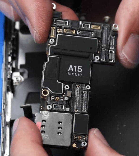Riparazione display iPhone 13 Pro Max danneggiato dalla lavatrice scheda madre iphone 13 pro max