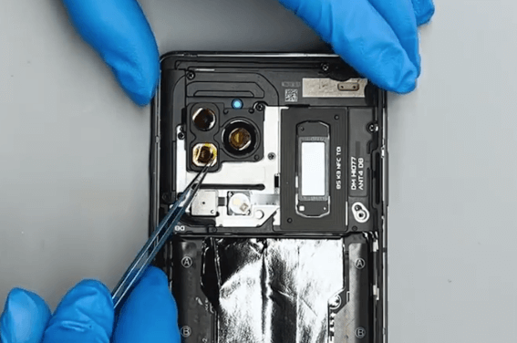 wie man den schwarzen Hai 5 pro ohne Display repariert 03 Schützen Sie die Kameras mit Klebebandaufklebern
