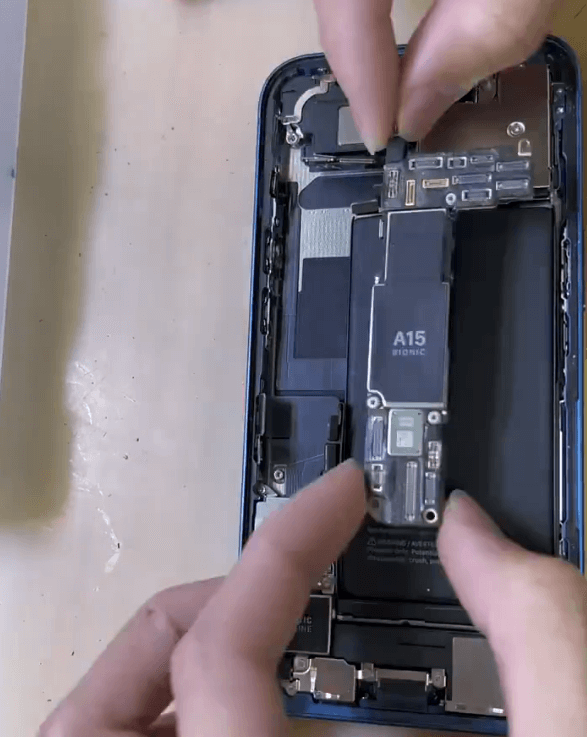 iphone 13 se sobrecalienta y no enciende reparacion chip iphone 13