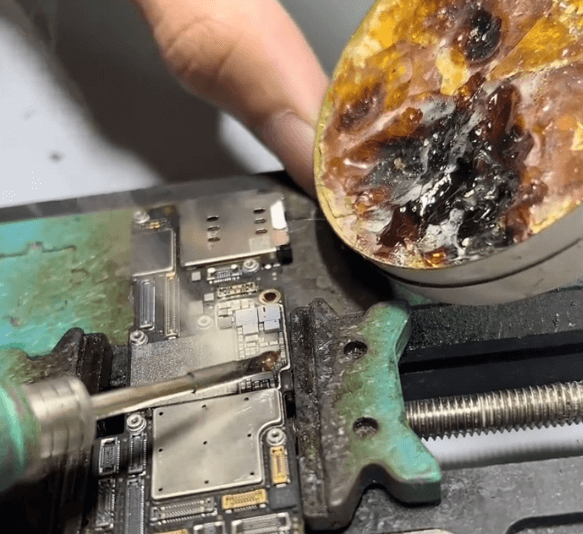 Reparatur fallen gelassen beschädigt iphone 13 pro keine Anzeige Problem Lösungen Kolophonium auftragen iphone 13 pro Hauptplatine