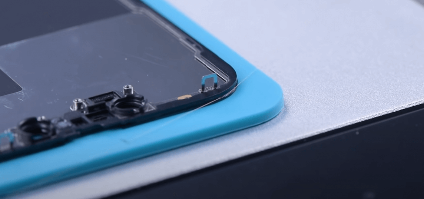 iphone 13 pro reemplazo de vidrio frontal 04 Inserte el alambre de corte dorado