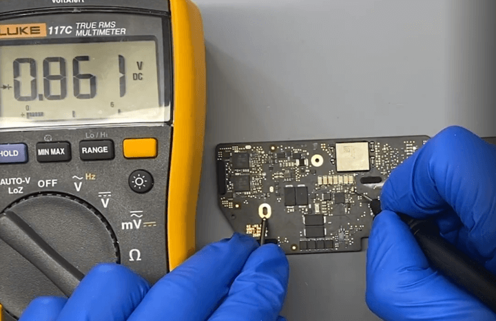 riparazione del macbook a2337 senza problemi di retroilluminazione 04 Misurare il valore del diodo intorno al circuito integrato della retroilluminazione