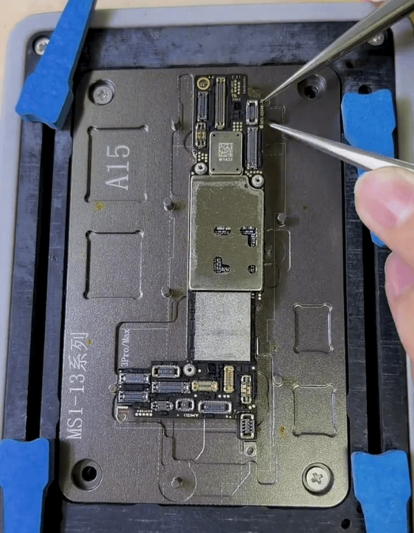 iphone 13 sin señal y reparación wi-fi: cómo arreglar daños en la placa base 04 Coloque la placa base sobre la plataforma calefactora para calentarla