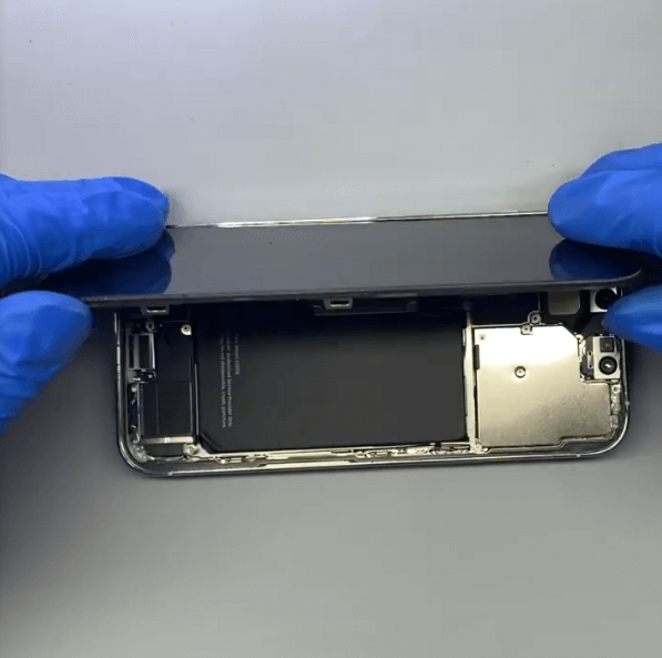 come aggiornare lo spazio di archiviazione dell'iphone 13 pro a 1tb: una guida passo passo 04 Separare il telefono ed estrarre la scheda madre