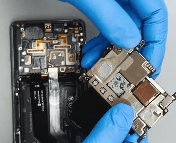 wie man den schwarzen Hai 5 pro ohne Display repariert 04 Nehmen Sie die Hauptplatine des Black Shark 5 Pro heraus