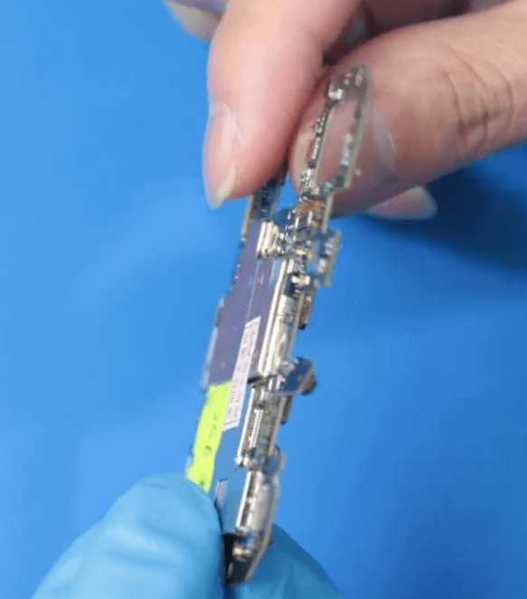 xiaomi mi 8 fallen Schaden Reparatur 04 Die Hauptplatine hat einen Riss bekommen