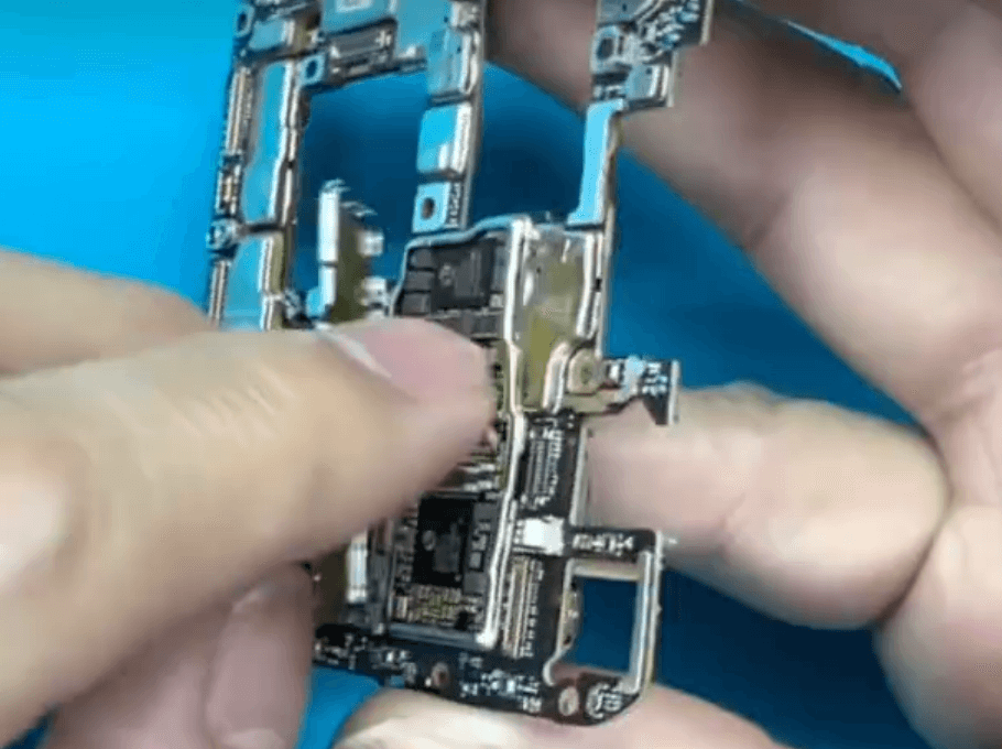 reparación huawei mate 40 pro dañado por caída 04 incluso la cubierta de blindaje se puede quitar fácilmente