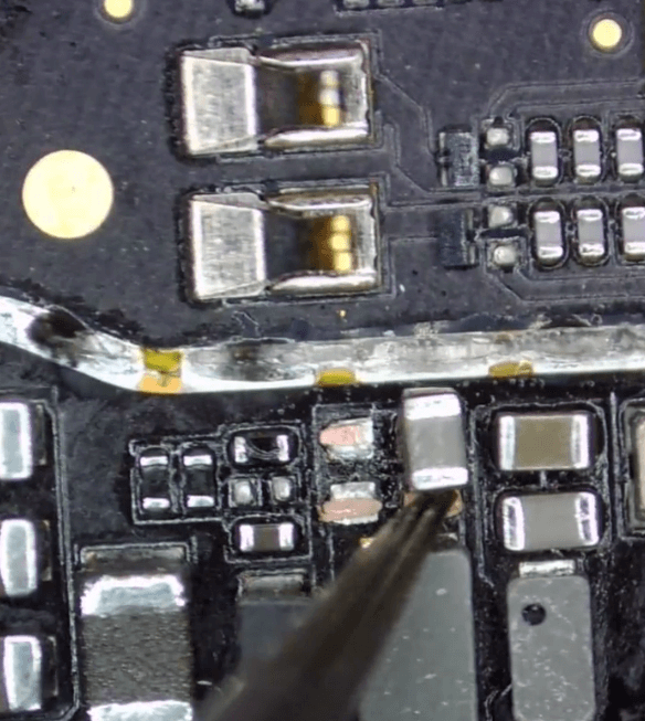 xiaomi mi 8 fallen Schaden Reparatur 05 Entfernen Sie den abgefallenen Kondensator