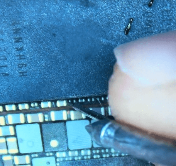 iphone 12 pro max non si accende guida alla riparazione problema 05 Quando si effettua la misurazione con il multimetro intorno alla CPU