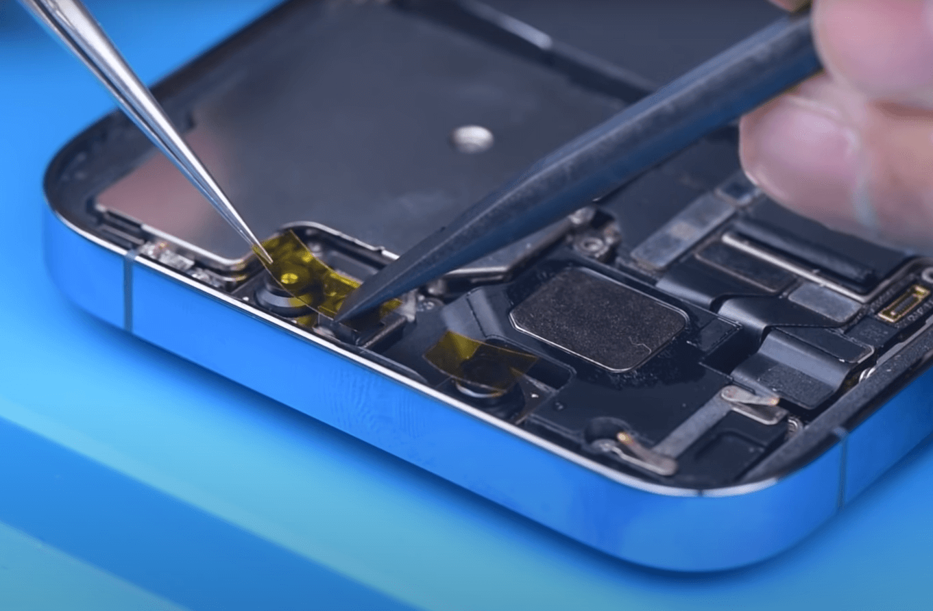 iphone 13 pro face id no disponible reparacion 06 Colocar el adhesivo en el módulo de la cámara