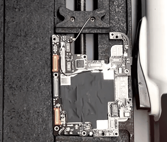 one plus 8t ne peut pas démarrer réparation 06 Placer d'abord la carte mère sur le support de carte de circuit imprimé