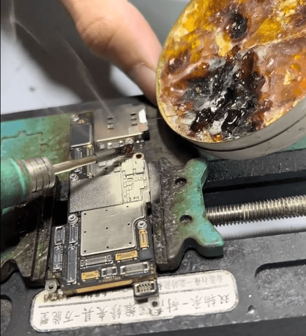 come riparare l'iphone 13 pro danneggiato da una caduta senza display: guida passo passo Applicare la colofonia sulla scheda madre