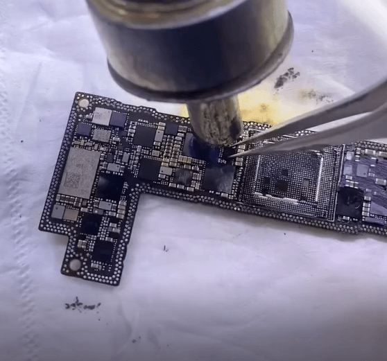 iphone 12 pro bootfehler nach fall - datenwiederherstellung & logikplatine reparaturanleitung 06 Tauschen Sie das logische EEPROM
