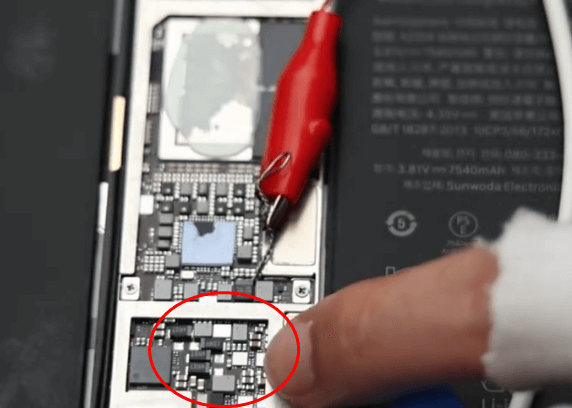 Wie repariere ich das Problem, dass sich das ipad pro 2020 nicht einschaltet? 06 Der Ladeteil ist heiß