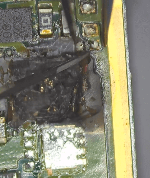 huawei matebook x pro funktioniert nicht mehr bei normalem Gebrauch 06 Abschneiden der verkohlten PCB-Oberflächenschicht
