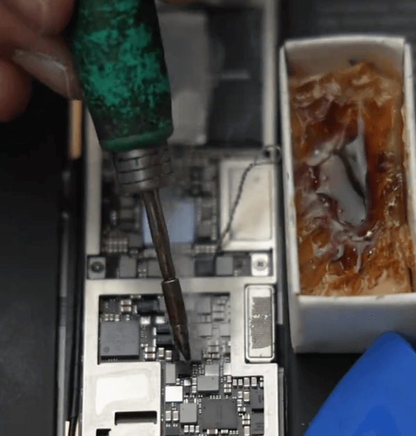 Wie repariere ich das Problem, dass sich das ipad pro 2020 nicht einschaltet? 07 Kolophonium auf diese Komponenten auftragen