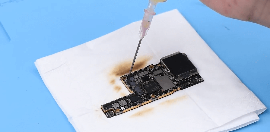 Trennung der Hauptplatine und kombinierte gemeinsame Nutzung von Fähigkeiten 07 Tragen Sie etwas Lötpaste auf die mittleren Pads auf.