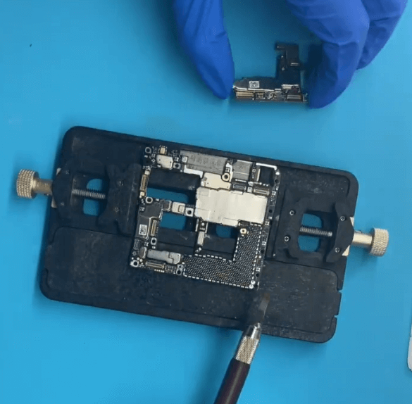 Huawei Mate 40 Pro kein Bild durch Sturzschaden 07 Mainboard ist getrennt