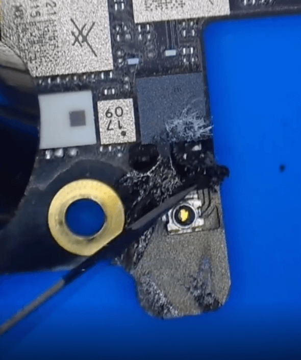Riparazione della scheda madre dell'iphone 8 plus: come abbiamo risolto i problemi di pcb e wi-fi incrinati dopo un danno da caduta 07 rimuovere la colla nera sui componenti piccoli