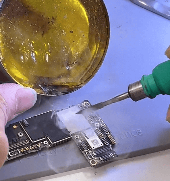 iphone 12 pro max non si accende guida alla riparazione problema 08 Applicare il fumo di colofonia sulla scheda madre