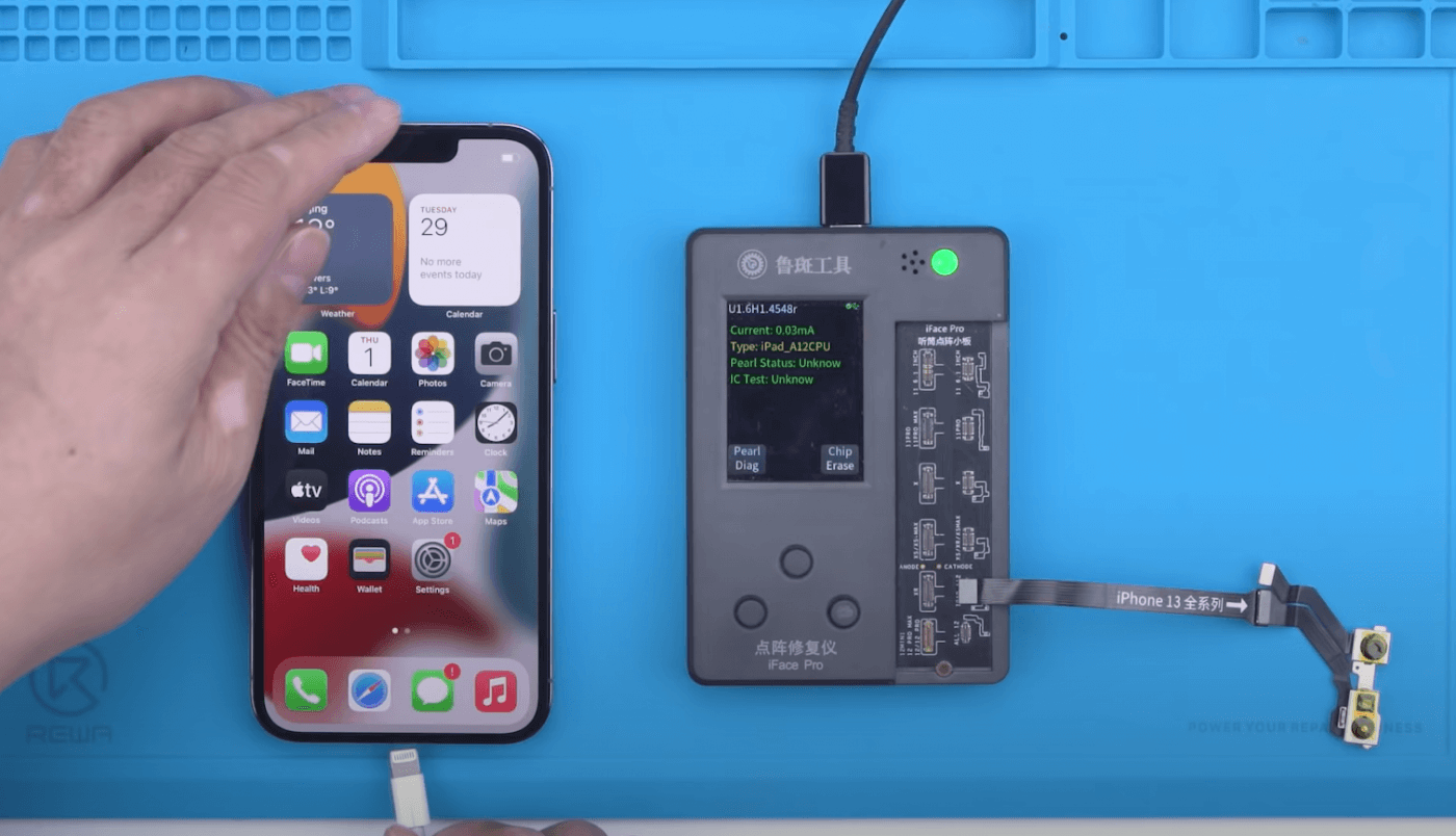 iphone 13 pro face id no disponible reparacion 08 Conectar el módulo y el teléfono móvil