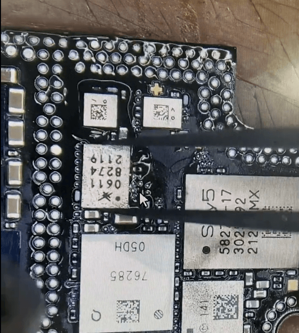 iphone 13 sin señal y reparación wi-fi: cómo arreglar daños en la placa base 08 Soldar de nuevo el chip dañado