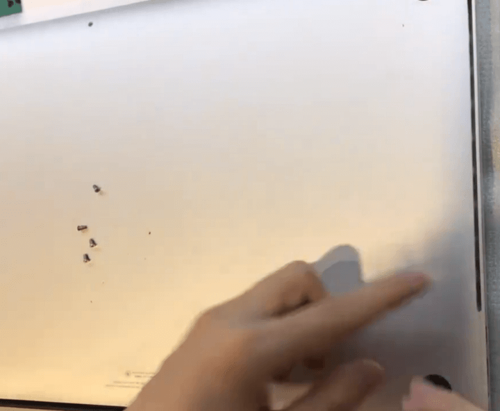 reparación del problema de falta de vídeo en macbook a1707 08 Luego ensamble las piezas y apriete los tornillos