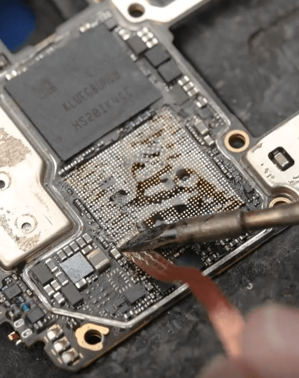oppo find x3 pro schwarzer Bildschirm beim Spielen 08 Reinigen Sie die Pads auf der Hauptplatine