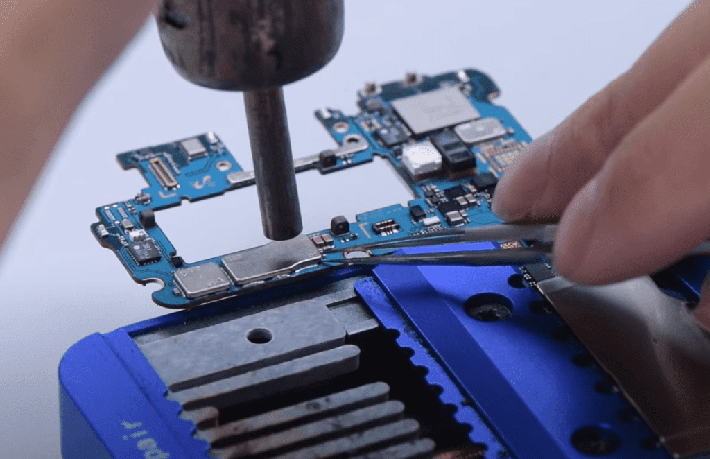 samsung s10 camera not working issue repair 09 Remove the shielding cover