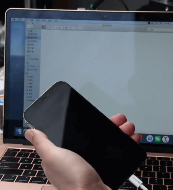 un guide étape par étape pour mettre à niveau la mémoire de l'iphone 12 pro connecter le téléphone à l'ordinateur