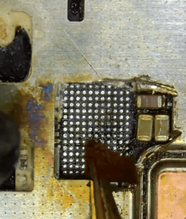 xiaomi mi 11 ultra kann nicht booten Reparaturanleitung 10 Pads auf der Leiterplatte mit Lötdocht reinigen