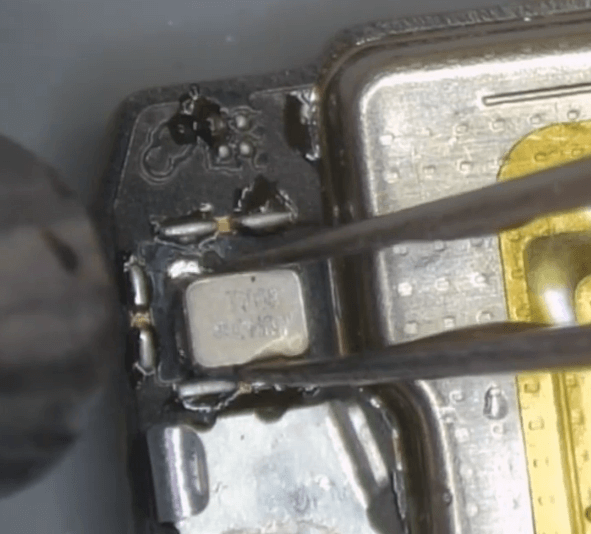 cómo reparar el daño por agua de mar y el problema de arranque del Huawei P50 Pocket: una guía paso a paso fragmento de cristal