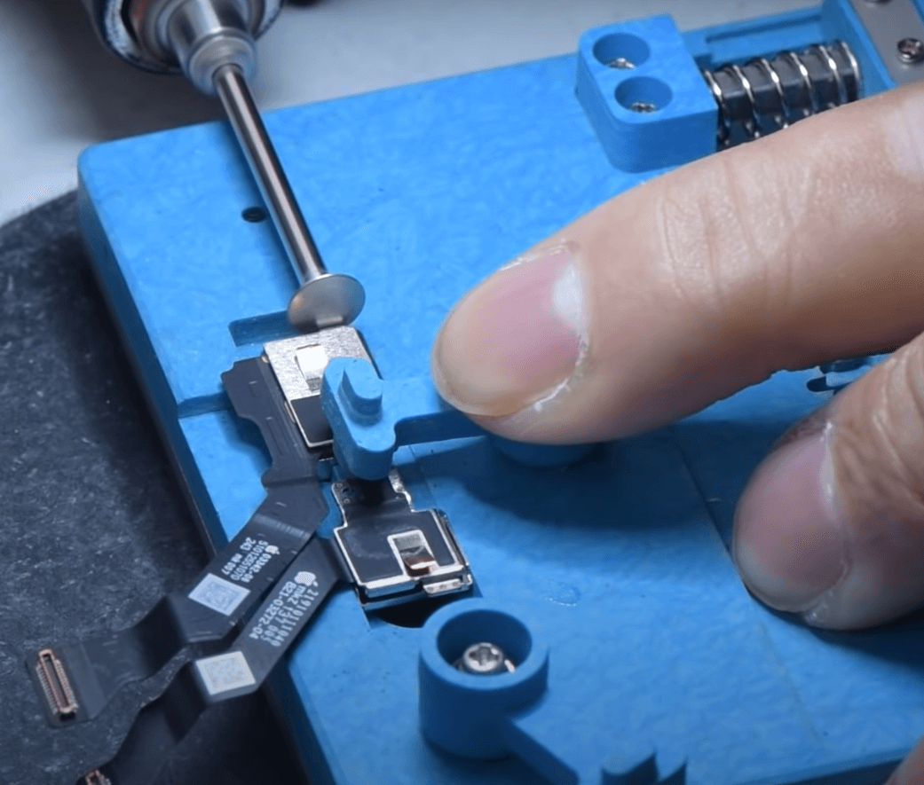 iphone 13 pro face id no disponible reparacion 10 retire la cubierta de protección