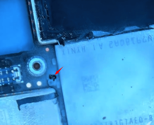 iphone 12 pro max non si accende guida alla riparazione problema 10 il condensatore in cortocircuito intorno alla NAND