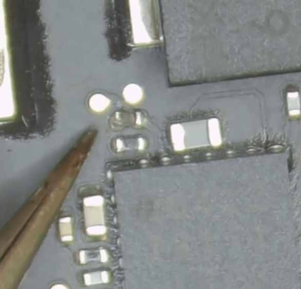 riparazione del macbook a2337 senza problemi di retroilluminazione 10 l'abbiamo spinto leggermente con la pinzetta e si è staccato facilmente.
