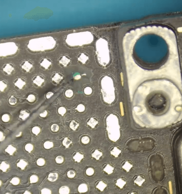 Huawei Mate 40 Pro kein Bild durch Sturzschaden 11 die Verbindungen abkratzen