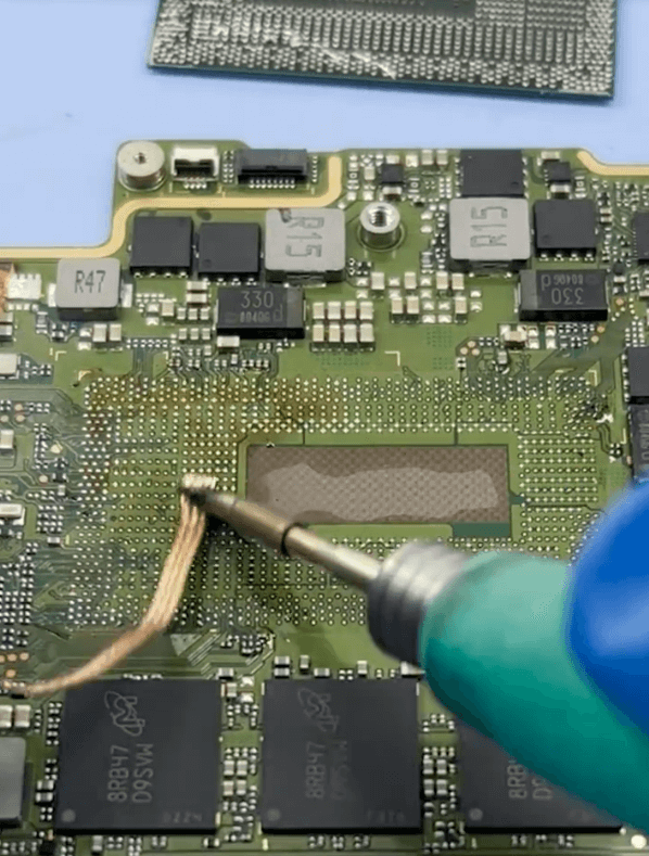 huawei matebook x pro funktioniert nicht mehr bei normalem Gebrauch 13 Die Dosen mit Lötkolben und Lötdocht auf der Platine platt drücken