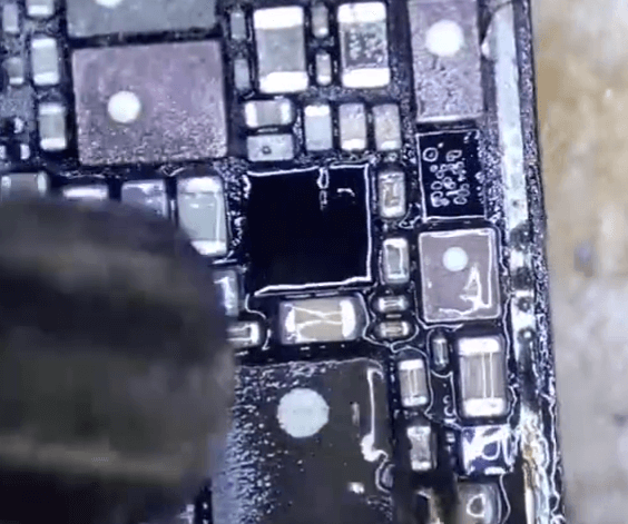 Comment réparer l'écran tactile de l'iphone 12 qui ne fonctionne pas après la charge de nuit ? 13 Chauffer avec un pistolet à air chaud pour l'enlever