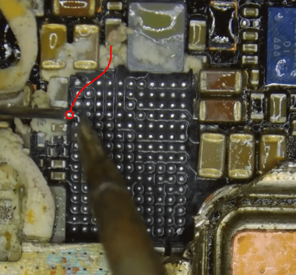 xiaomi mi 11 ultra kann nicht booten Reparaturanleitung 13 Einen Draht am Kondensator überbrücken