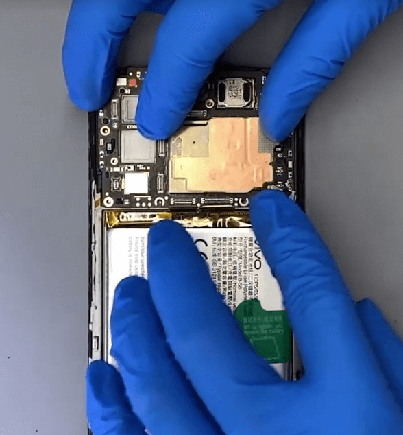 uso il vivo t1 sotto la pioggia e non si accende 15 Assemblare il telefono per eseguire un test