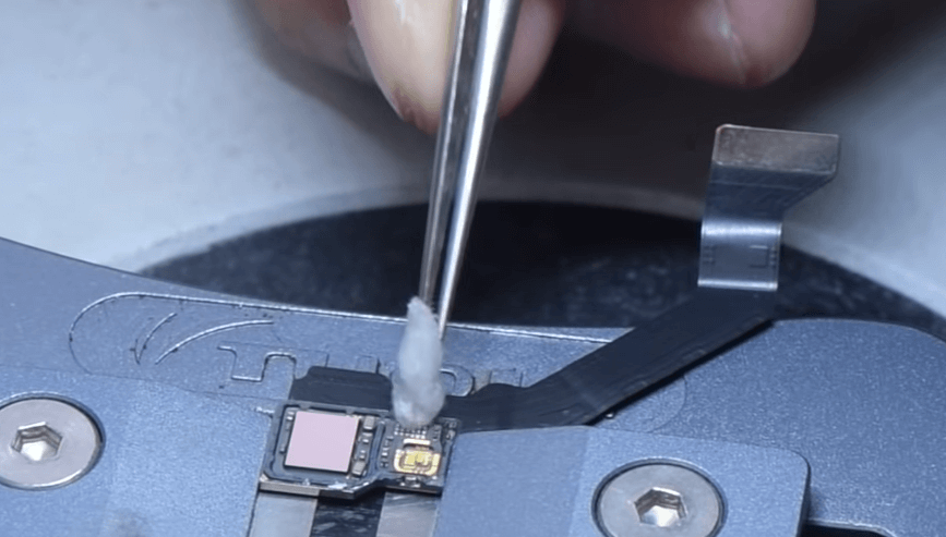 iphone 13 pro face id no disponible reparacion 16 Limpiar las almohadillas con limpiador de placas de circuito impreso